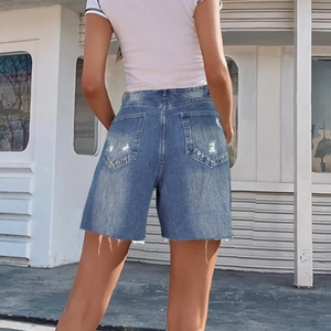 Short en jean bleu clair pour femme avec bords effilochés et détails sur les poches