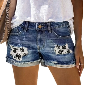 Damen Denim-Shorts in Dunkelblau mit Palmenprint-Patches und ausgefranstem Saum-Design