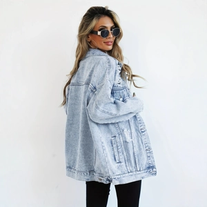 Détails de la veste en jean oversize bleu clair avec déchirures et effet délavé