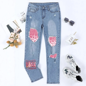 Damen Distressed Pink Leopardenmuster Weihnachten Jeans Pink Pailletten Zerrissen Hellblau Gerades Bein Washed Denim Hosen Streetwear