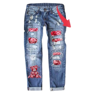 Damen Blue Straight Jeans mit Rissen, roten Rosenmustern und Bären-Aufdruck