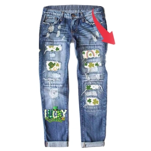 Jean femme bleu clair avec imprimés trèfles de la Saint-Patrick et taille élastique ajustable