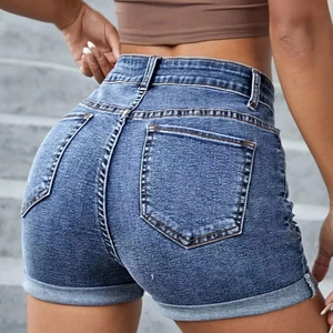 Damen High Waist Jeans-Shorts in Mittelblau mit fixiertem Umschlag und Gesäßtaschen in Rückansicht