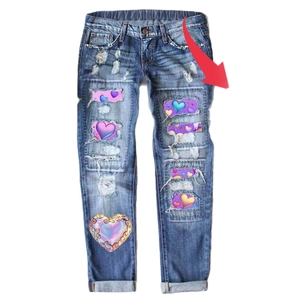 Dames jeans met rechte pijpen, middelhoge taille, distressed denim en hartjes