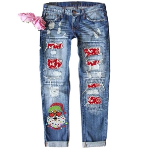 Blaue Jeans im Distressed-Look mit weihnachtlichem Ho-Ho-Print und Weihnachtsmann