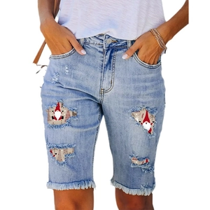 Damen Denim-Shorts in Hellblau mit Gnome-Print-Einsätzen und modischen Fransen-Säumen