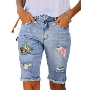 Damen Denim-Shorts in Mittelblau mit Flamingo-Weihnachtsdruck und ausgefransten Säumen