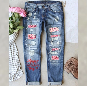Damen Valentinstag Zerrissene Gerade Denim Jeans Mit Rosa Herz-Patches Und Feiertagsdruck Lässige Modehose
