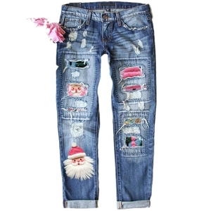 Jean bleu déchiré pour femme avec imprimés Père Noël festifs et détails en peluche rose