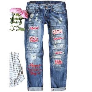 Dunkelblaue Damenjeans mit Distressed-Optik, Blumen-Patches und Valentine-Themen-Print