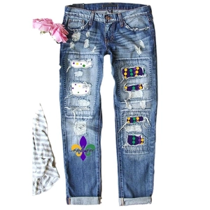 Jean bleu troué pour femme avec motifs Mardi Gras et imprimé fleur de lys doré