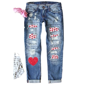 Jeans femme bleu clair délavé avec empiècements cœur et motif cœur rouge à paillettes