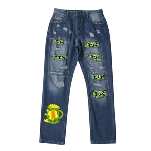 Jean droit bleu délavé avec imprimés trèfle vert et motifs festifs de la Saint-Patrick