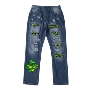Jean bleu foncé droit avec imprimé trèfle et détails déchirés pour la Saint-Patrick