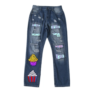 Dunkelblaue Straight-Leg-Jeans mit Rissen, Cartoon-Cupcake-Prints und Stoff-Patches