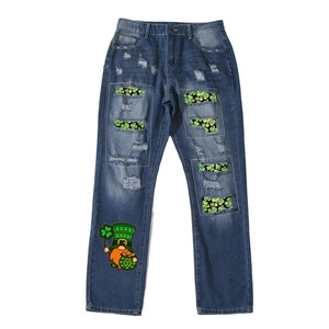 Jean droit bleu foncé délavé avec écussons trèfle et imprimé lutin de la Saint-Patrick
