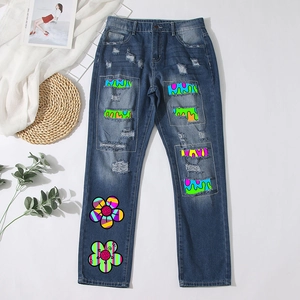 Dunkelblaue Straight-Jeans mit Destroyed-Effekten, bunten Patches und Sonnenblumen-Prints