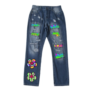 Dunkelblaue Straight-Leg-Jeans mit bunten Graffiti-Patches und modischen Rissen im Denim