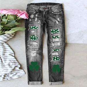 Jean gris déchiré avec imprimés trèfles verts pour le style de la Saint-Patrick