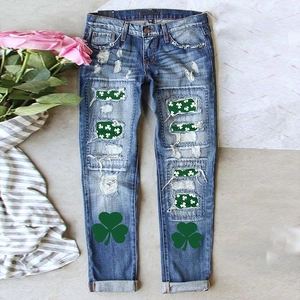 Jean bleu déchiré pour femme avec imprimés trèfle vert pour la Saint-Patrick fête