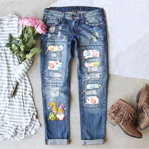Jeans dritti a vita media con strappi e toppe di gnomi pasquali su tessuto denim blu