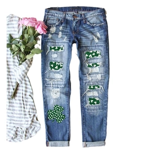Jean droit femme Saint-Patrick avec écussons trèfles verts et détails déchirés