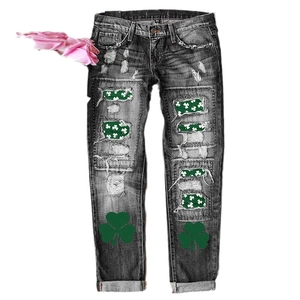 Jean gris fumé déchiré avec écussons trèfle vert pour la Saint-Patrick tendance