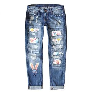 Jeans blu di Pasqua con strappi, toppe con uova e grafica Happy Easter con coniglio