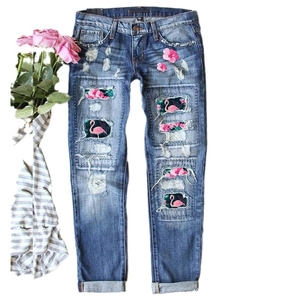Jean femme taille mi-haute avec déchirures et doublure imprimé flamant tropical