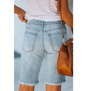 Hellblaue Denim-Shorts mit Destroyed-Effekt an Gesäßtaschen und unversäubertem Saum