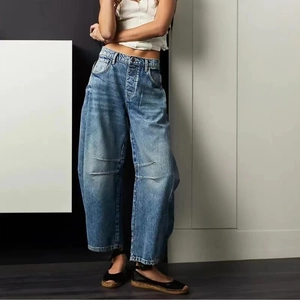 Casual high-waist wide-leg denim jeans in light blue wash with horizontal seam details