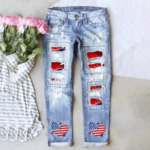 Détail de jean déchiré avec motif drapeau américain étoilé et imprimé cœur vintage