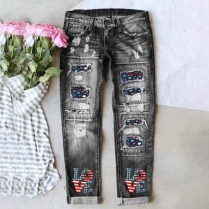 Détail du jean gris déchiré avec écusson drapeau américain et imprimé floral LOVE