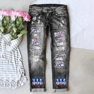 Détail de jean gris usé avec imprimé gnomes drapeau USA et inserts en tissu tourbillon