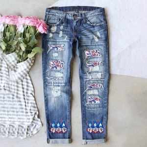 Jean droit pour femme en bleu foncé avec motifs de gnomes USA et détails déchirés