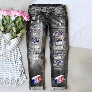 Détail de jean gris anthracite vieilli avec patchs drapeau américain et motifs de bière