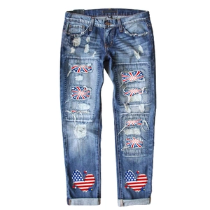 Jean bleu délavé vintage avec détails déchirés et motifs de drapeaux imprimés