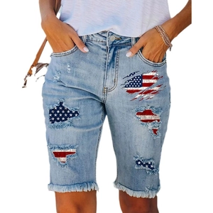Damen-Denim-Shorts in Hellblau mit US-Flaggen-Patches und modischen Rissen im Vintage-Stil