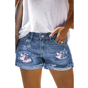 Pantaloncini di jeans blu da donna con strappi e patchwork leopardato e floreale
