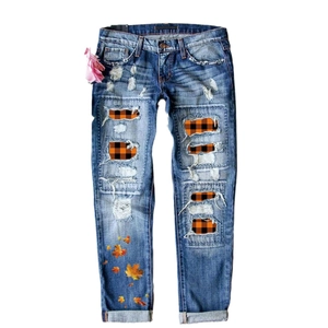 Jeans blu strappati con toppe scozzesi e stampe di foglie d'acero autunnali