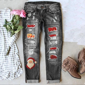 Jeans donna strappati con stampa Babbo Natale e toppe rosse in stile natura morta