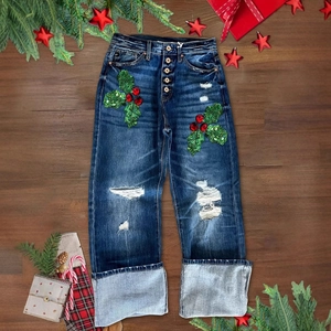 Blaue Destroyed-Jeans mit weihnachtlichen Stechpalmen-Pailletten und Aufschlag
