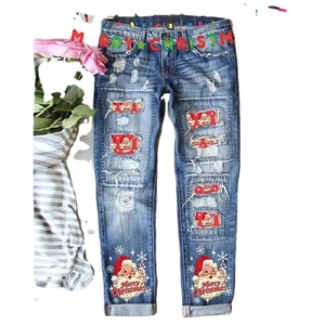 Versleten blauwe jeans met kerstmanprints en Merry Christmas-versieringen