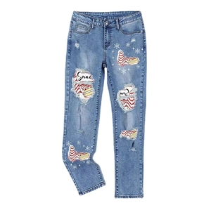 Jean bleu clair pour femme avec imprimés de fête et détails déchirés aux genoux