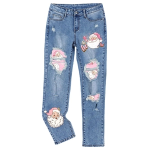 Jean bleu pour femme avec déchirures et imprimé Père Noël rose et détails festifs
