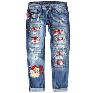 Jeans bleus déchirés pour femmes avec patchs de Noël rouges et broderies festives