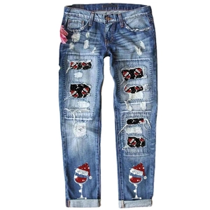 Jeans blu dritti con strappi natalizi e toppe a quadri rossi per un look festivo unico