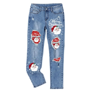 Jean bleu clair pour femme avec imprimé Père Noël et détails déchirés festifs