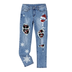 Jean bleu clair pour femme avec déchirures tendance et motifs festifs de Noël imprimés