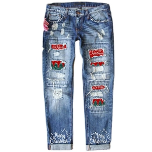 Jeans azzurri dal taglio rilassato con toppe natalizie festive e dettagli strappati alla moda